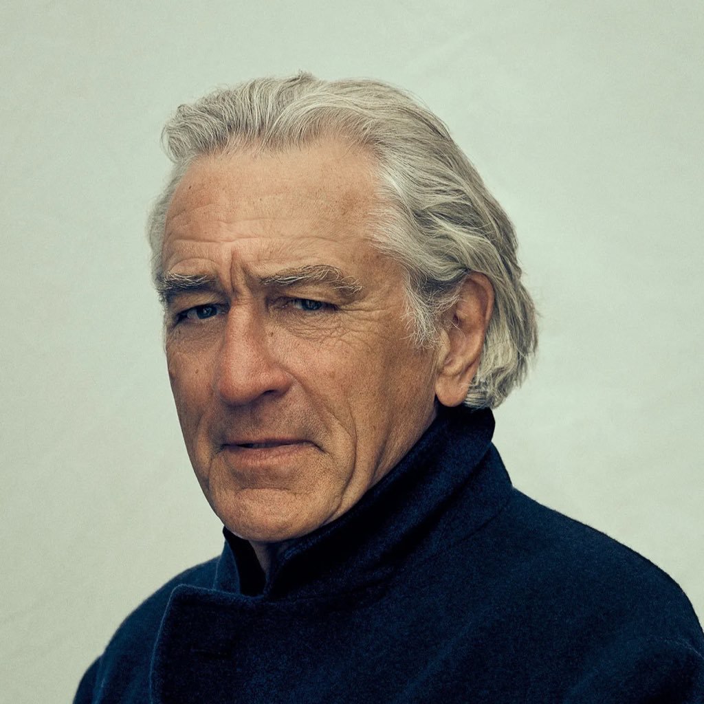 dailypop__'s tweet photo. Robert De Niro appelle les Américains à résister à Donald Trump et à sauver le pays :

« Même si Trump venait à mourir pour une raison ou une maladie, une partie de ce mouvement est toujours là et c’est ça qui fait peur. Il faut que le peuple le neutralise. C’est un idiot. Il faut qu’on s’en débarrasse. Il va ruiner le pays. Tout ce pour quoi ce pays a travaillé, tout ce qu’il représente, il est en train de le détruire. Je veux retrouver mon pays. Nous sommes plus nombreux. Nous croyons en ce qui est juste et injuste. En l’empathie, en la bienveillance. Rassembler le pays, pas le diviser. »