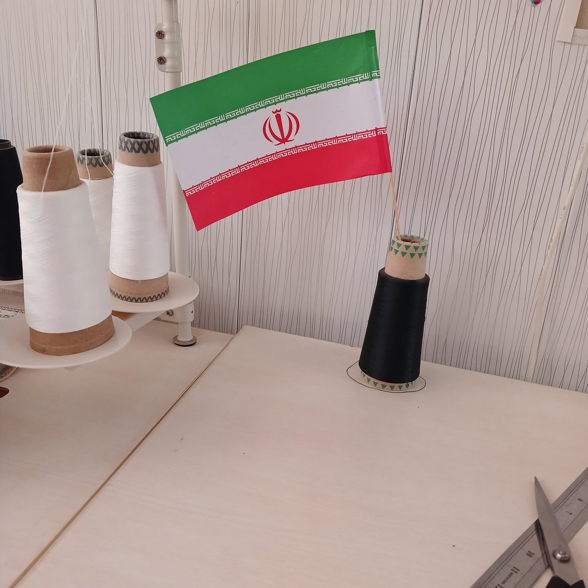 عشق به ایران رو نه میشه دوخت و نه میشه درید
این پرچم روی میز کارم یعنی
تا آخرین نفس پای این خاک ایستاده ام❤️ ☫💚

#جانم_فدای_پرچم 
#ایران_باعزت