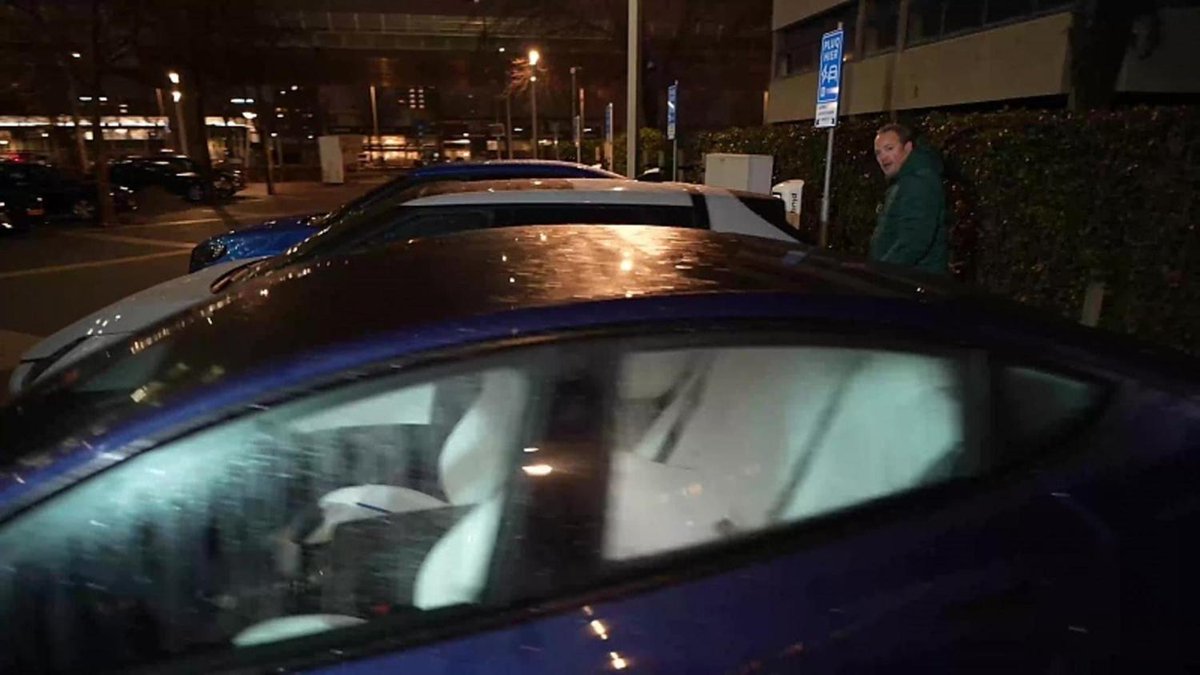 telegraaf's tweet photo. Marathontest met elektrische auto's: Tesla stelt op één vlak teleur, maar deze Kia valt pas echt tegen https://t.co/8PTlyVpmYh https://t.co/bQVvGH5SZE