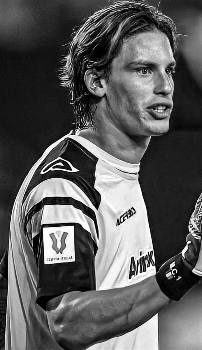 WeeaxyGK tweet media