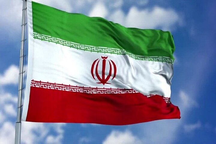پرچم سه رنگ ما، نه فقط پارچه‌ای برافراشته، بلکه تجلی‌گاه غیرت، خون شهدا و استقلال ابدی این مرز و بوم است. هر خط و نقش آن، داستان عزت ماست.#جان_فدای_پرچم
#جانم_فدای_پرچم