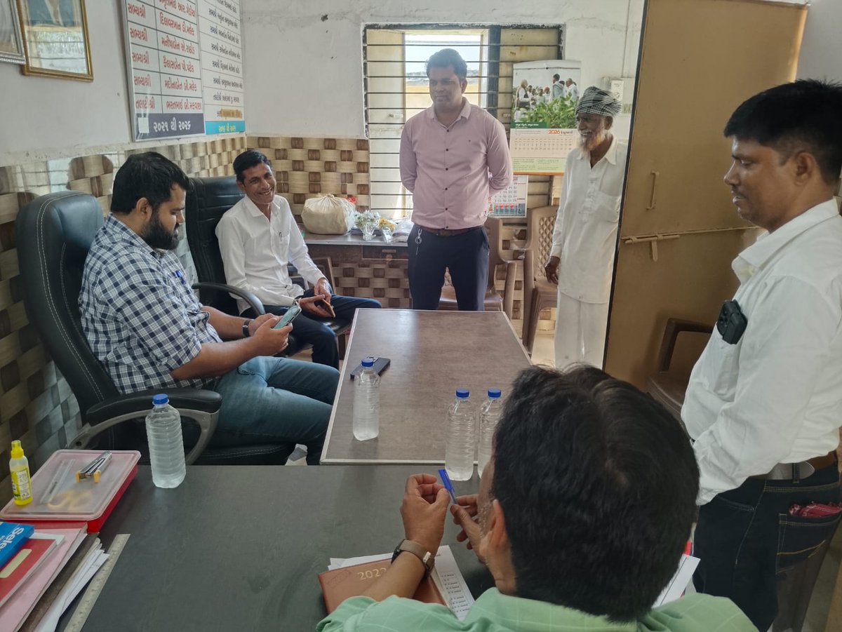 sdmpatdi's tweet photo. આજ રોજ સેડલા ગ્રામ પંચાયત કચેરીની મુલાકાત લઇ તલાટી-કમ-મંત્રીશ્રીની દફતર તપાસણી કરવામાં આવી. https://t.co/3i2h8RUG6o