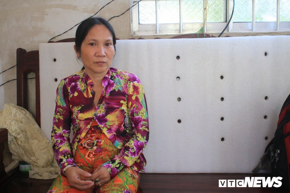 DaniMayakovski's tweet photo. El bebé sobrevivió al asesinato de su madre, décadas más tarde fue entrevistada, ya con 49 años, es la mujer de esta foto, llamada Le My Linh.

La mujer aún recuerda con dolor como los genocidas yankis le arrebataron a su madre, matándola de un disparo en la cabeza y cortándole una oreja, mientras ella siendo un bebé lloraba en el suelo.

Su padre, Le Van Dong, unos de los lideres de la resistencia vietnamita en la zona, sobrevivió al genocidio yanki en Vietnam y pudo criarla, el hombre se emociona al pensar en su esposa, que dio la vida antes que traicionarlo.
