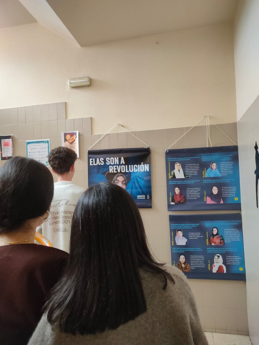 Amnistia_Vigo's tweet image. Alumnado do IES Paralaia de #Moaña traballando coa exposición #Elassonarevolución sobre mulleres afgás 🇦🇫
#RededeEscolaspolosDDHH de @amnistiaespana @AmnistiaGalicia 
#Educación #DDHH #Afganistan #ApartheiddeXénero #CrimesdeLesaHumanidade