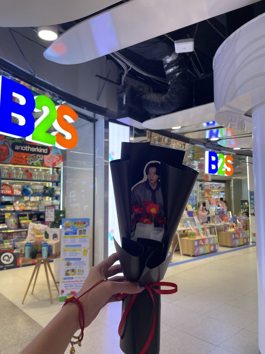 📣 ประชาสัมพันธ์ อาร์มมี่และเมนยุนกิทุกคน
ที่จะไปเก็บโปรเจคจอ ที่ B2S 🎂

1. เช็คB2S สาขาใกล้บ้าน
2. ** คลิปพี่ยุนกิจะต่อจากศิลปินชายท่าน 1 ** 
(ดูตัวอย่างจอ 👇🏻ขึ้นแบบนี้เตรียมถ่ายได้เลย พี่ยุนกิคนที่ 2)
3. ดูรอบแรกจบเดินเล่น 30 นาที ก็จะวนรอบใหม่

#ForOurGeniusMinYoongi