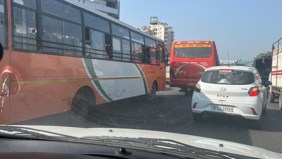 sankalpboss's tweet photo. @KamleshDixitIps @lucknowtraffic @lkopolice @dgpup सर माडियाओं क्षेत्र पर थोड़ा ध्यान दीजिये ये अभी के हालात हैं , अवैध बस अड्डा और टैक्सी स्टैंड से यहाँ दिन भर यही हाल रहता है , चंद्रा हॉस्पिटल ढाल से एल्डेको अपार्टमेंट तक यही हाल है , बाकी सर्विस रोड पर फल विक्रेताओं का कब्ज़ा https://t.co/BRxv3Iiijz