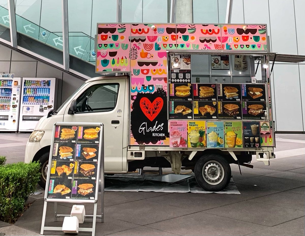 cda_catering's tweet photo. 西ゲートのご紹介！                  

大行列を作る香港発祥のワッフル「格仔餅」（ガッチャイベン）専門店「Glades Kitchen」さん！                  

香港で大人気の不思議食感スイーツで、オーダー毎に焼きあげるため外はサクサク中はふんわり軽い食感！                   

一口目食べての第一声はみんな「サックサクー」！

まだ食べたことのない方も多いと思いますので、是非お召し上がり下さい！   

朝食フェスメニューは「たまごサラダワッフル（750円）」！

#マリノススタグル