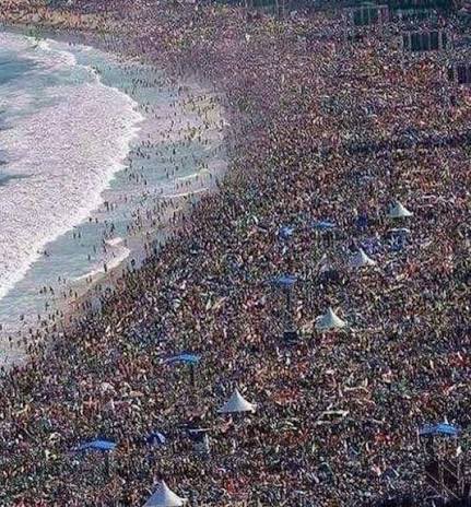 Kaiser Josef Platz, sobald es sonnig ist und 13 Grad hat