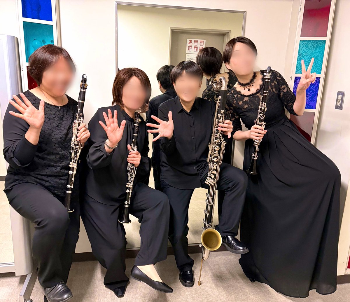 PrimoPassoorche's tweet photo. 演奏会のロビーコンサート、クラリネット4重奏は「徹子の部屋」「吉本新喜劇」の2つのテーマ曲を演奏しました。聴き慣れたメロディにお客様たちもニコニコで和やかムード。

吉本芸人さんのようにはっちゃけた写真😂普段もまさにこの写真通りの陽気な4人で演奏をお届けしました🥳 https://t.co/BA80492JcV