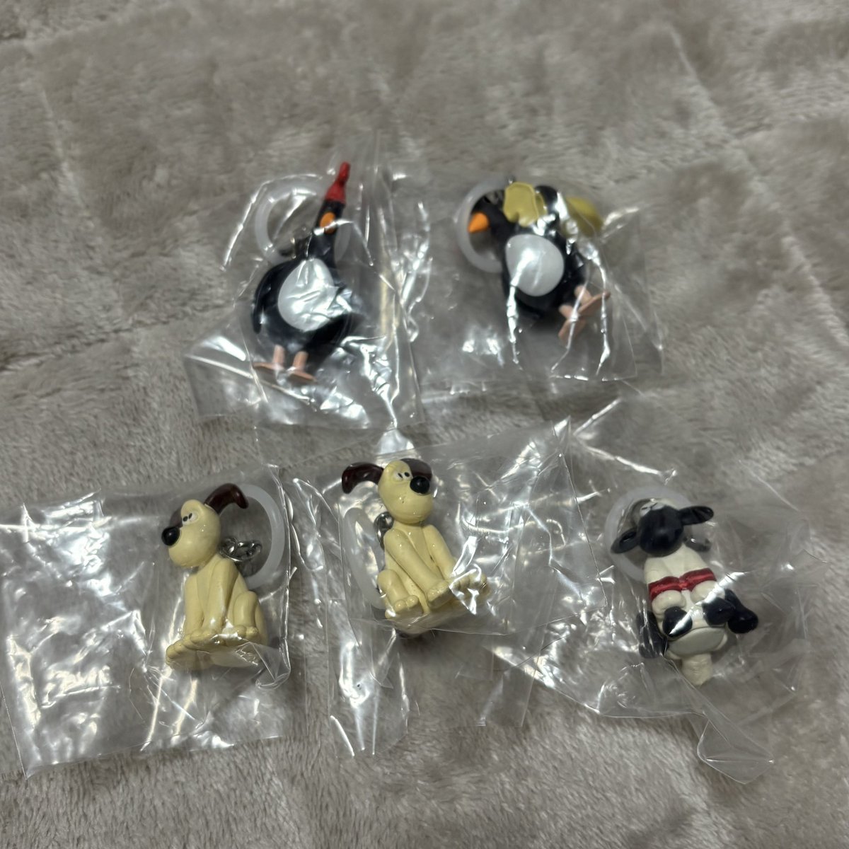 apple_bleubleu's tweet photo. 【交換】Wallace&amp;Gromit ウォレスとグルミット めじるしアクセサリー ガチャ

譲➡️画像のもの

求➡️グルミット（ハート）、グルミット(コック)

郵送交換でお願いしたいです。
検索からもお気軽にお声掛けください！ https://t.co/tuv03j4b2a