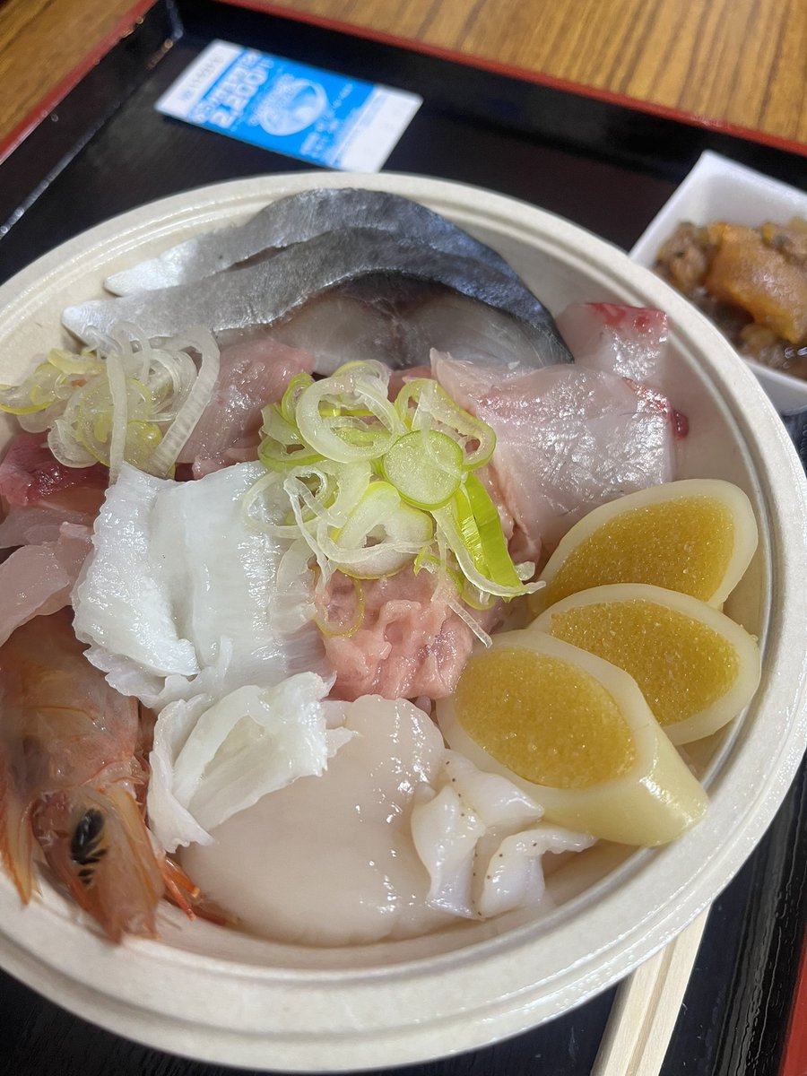 HitomiI19's tweet photo. 弾丸青森✨
家着くの終電ギリギリだな‥💦
のっけ丼おいしかった🤤 https://t.co/R8RrWC1cus