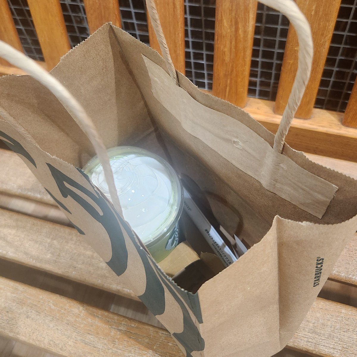 スタバの紙袋… 有料になってしまったのね🥲 噂では聞いてたものの