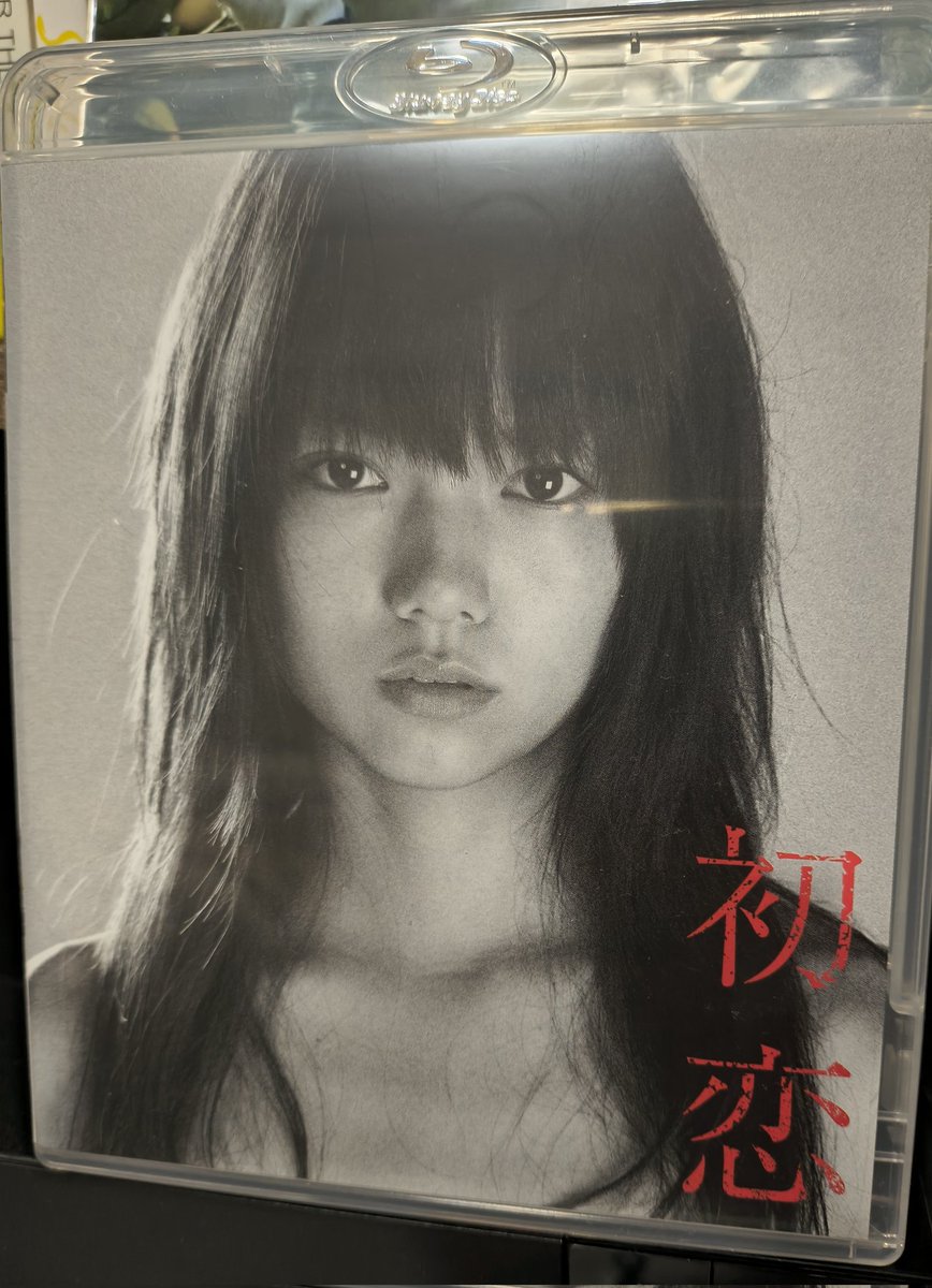 ジャケ買いしてしまった💦 モノクロフィルム高感度撮影。笑顔でも憂鬱