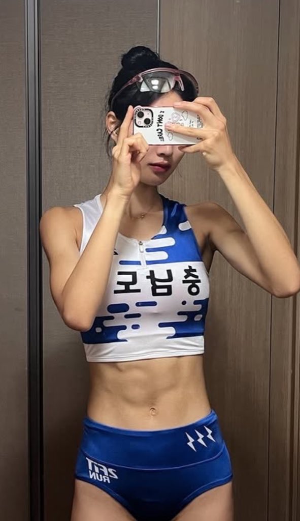 陸上選手のバキバキに割れた腹筋

かっこよすぎる