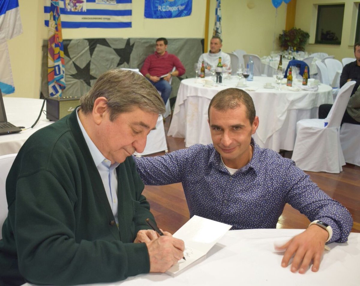 Aquí estoy firmando mi primer contrato con el Dépor y por eso digo..

Hoy,mañana y siempre...