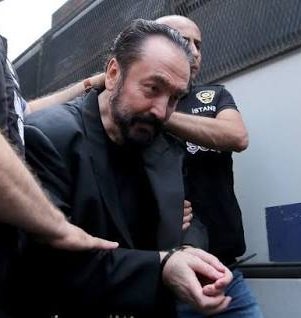 NekadarolduTR's tweet photo. 📌 Adalet Bakanı Akın Gürlek: 

"Bazı avukatlar, suç örgütü liderlerinin kuryeliğini yapıyor.

Mesela Adnan Oktar'ı 1 ayda 292 avukat ziyaret etti. Bu kadar avukat bir suç örgütü liderini niye ziyaret eder?

Başka bir soruşturmada bir şahsı etkin pişmanlıktan yararlanmaması için 3 günde 52 avukat ziyaret etti.

Bunlarla ilgili mahkeme kararı ve maddi delil olanlar hakkında düzenleme yapacağız."