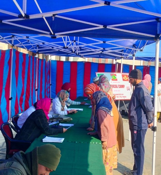 vonogard's tweet photo. Indian Army organises a free medical camp for women &amp; elderly residents of village Zewan, Srinagar.
​✅ 185+ patients treated
✅ Free medicines distributed
​Indian army committed to well being of people of kashmir​#IndianArmyinKashmir #chinarcorpsIA #Kashmir #airborneterriers https://t.co/8B8ihRqHq8