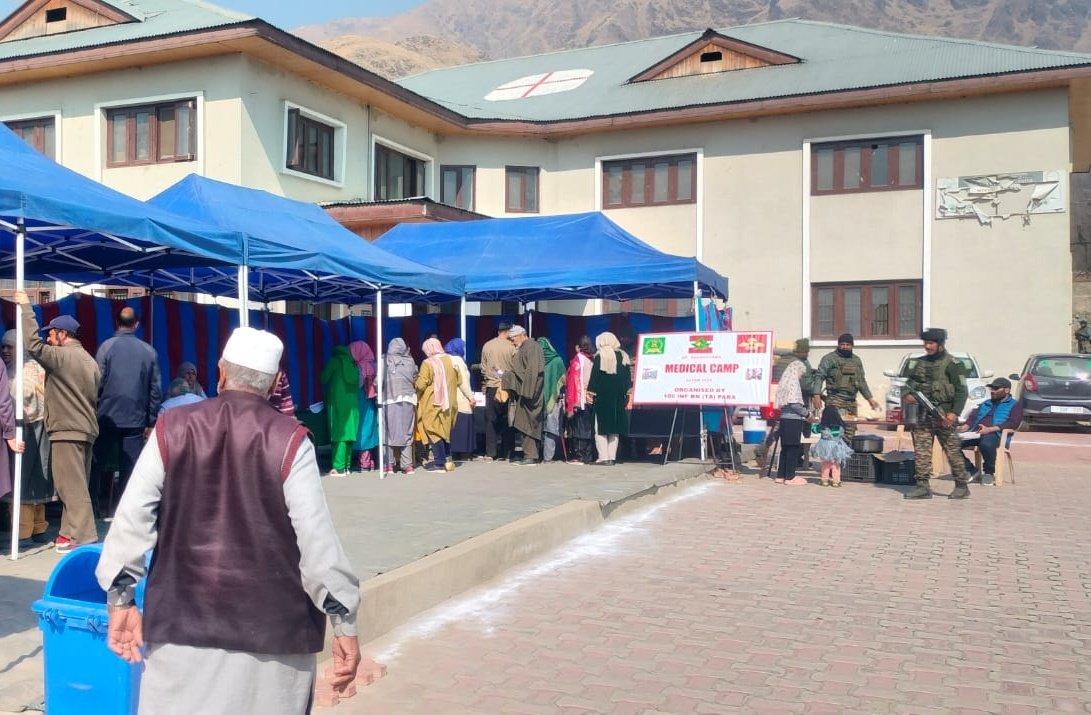 vonogard's tweet photo. Indian Army organises a free medical camp for women &amp; elderly residents of village Zewan, Srinagar.
​✅ 185+ patients treated
✅ Free medicines distributed
​Indian army committed to well being of people of kashmir​#IndianArmyinKashmir #chinarcorpsIA #Kashmir #airborneterriers https://t.co/8B8ihRqHq8