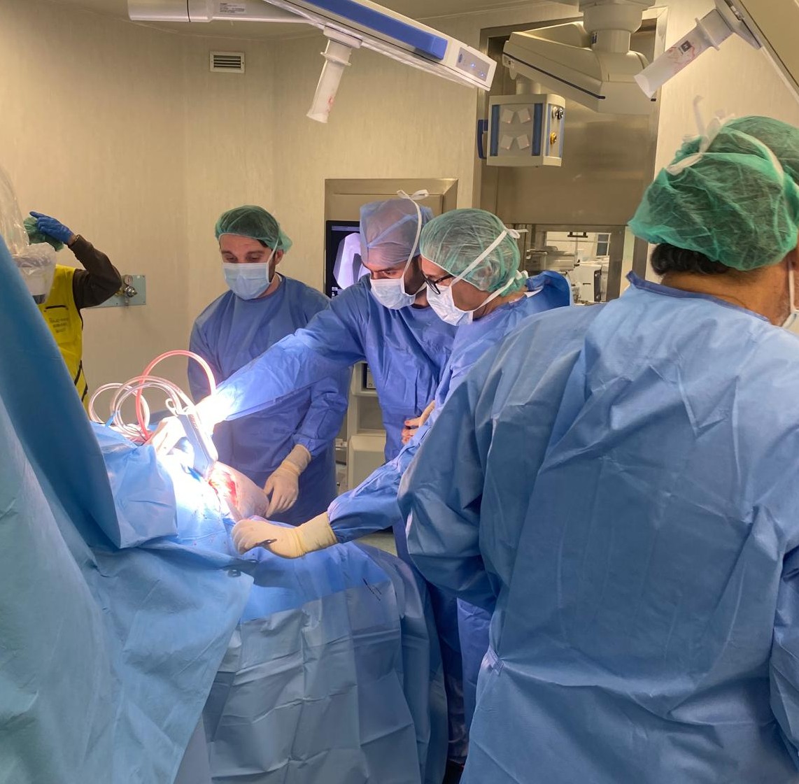 Olympia_GrupoQS's tweet image. La cirugía de prótesis de cadera ambulatoria permite al paciente volver a casa el mismo día de la intervención. ¿Cómo es posible? El Dr. Eulogio Martín Buenadicha, especialista del Servicio de Traumatología y Cirugía Ortopédica de #Olympia, lo explica f.mtr.cool/vgodgjfxov