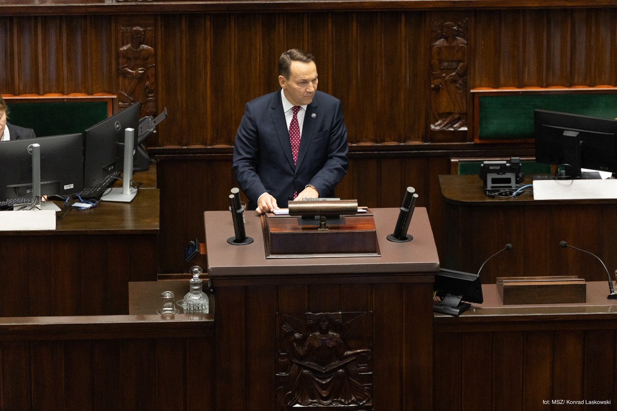 gajewska_kinga's tweet image. Wicepremier @sikorskiradekpodczas swojego #exposeMSZ mocny nacisk położył na polskie cyberbezpieczeństwo: „Cel wroga jest prosty. Przestraszyć, podzielić, nastawić grupy Polaków przeciwko sobie i osłabić zaufanie do władz politycznych."