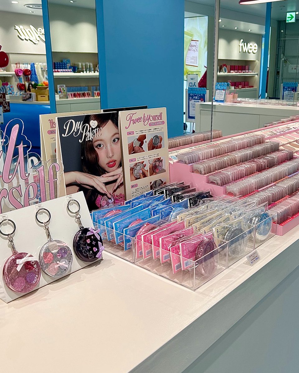 🏰本日、フィーアジトルミネエスト新宿店オープン！

本日より先着で
TWICEのナヨンさんのトレカをプレゼント！

ルミネエスト新宿店では
スムージーリップバームをはじめ、
話題の下地も特別価格で販売中！

フィーアジトだけの
多彩なムードあふれる空間や
アジト限定グッズもお見逃しなく✨