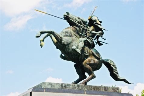 2月26日は最上義光の忌日

出羽国（山形県）の基礎を築いた名将として知られます

1600年、関ヶ原の戦いに連動した「慶長出羽合戦」では、東軍として直江兼続率いる上杉軍の大軍を迎え撃ちました

圧倒的劣勢の中、長谷堂城などの支城を死守して時間を稼ぎ、西軍敗退の報とともに猛追撃を開始