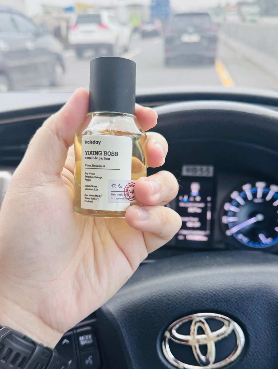 idextratime's tweet photo. Lagi nyari parfum, terus nemu brand lokal seliweran di FYP. ternyata enak juga, se fresh itu wanginya

pake ini berasa kayak CEO, apalagi dipake pas meeting. Auranya maskulin dan wanginya tahan dari pagi sampe malem 🔥

#YourEverydayYoungBossEnergy 
#LookLikeaYoungBoss https://t.co/8QkOqggs7x
