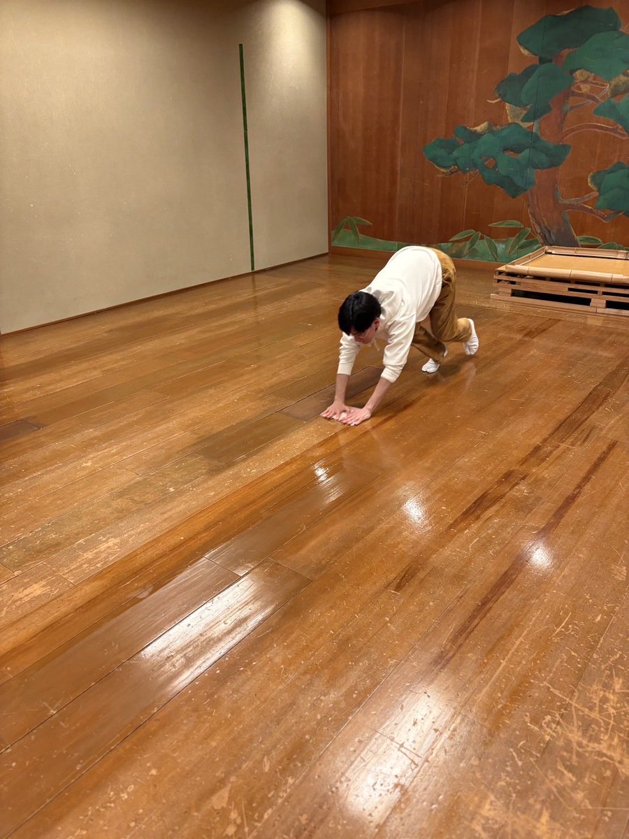 豆乳を含ませた雑巾で舞台を拭きました！ツルツルです！
#春から立命
#春から立命館
#能楽部
#能
#京都