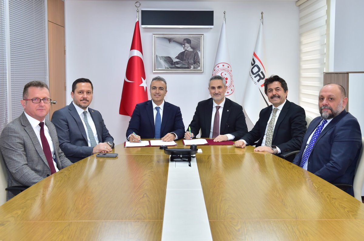 OSMANSAGLAM70's tweet photo. Spor Toto Teşkilat Başkanlığı’nda Karaman’ımız adına önemli bir protokol imzalandı.

Spor Toto Teşkilat Başkanımız Sn. Dr. Mehmet Ata Öztürk ile Valimiz Sn. Hayrettin Çiçek arasında imzalanan protokolle; ilimize yeni halı sahalar kazandırılacak, yapımı %80 seviyesine ulaşan yarı olimpik yüzme havuzumuz tamamlanarak en kısa sürede hizmete sunulacak.

Milletvekilimiz Sn. Selman Oğuzhan Eser ve Karaman Gençlik ve Spor İl Müdürümüz Sn. Mustafa Karadeniz ile birlikte bu anlamlı ana tanıklık ettik.

Gençlerimizin heyecanına omuz vermeye devam ediyoruz. 🇹🇷 🇹🇷🇹🇷

@KaramanValiligi @HayrettinnCiCEK @avSelmanEser @SPORTOTO @mehmetataozturk