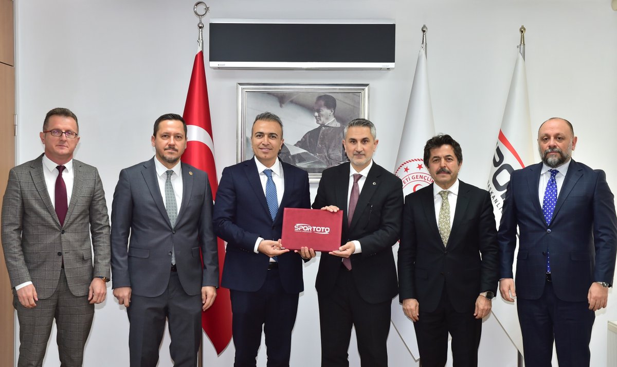OSMANSAGLAM70's tweet photo. Spor Toto Teşkilat Başkanlığı’nda Karaman’ımız adına önemli bir protokol imzalandı.

Spor Toto Teşkilat Başkanımız Sn. Dr. Mehmet Ata Öztürk ile Valimiz Sn. Hayrettin Çiçek arasında imzalanan protokolle; ilimize yeni halı sahalar kazandırılacak, yapımı %80 seviyesine ulaşan yarı olimpik yüzme havuzumuz tamamlanarak en kısa sürede hizmete sunulacak.

Milletvekilimiz Sn. Selman Oğuzhan Eser ve Karaman Gençlik ve Spor İl Müdürümüz Sn. Mustafa Karadeniz ile birlikte bu anlamlı ana tanıklık ettik.

Gençlerimizin heyecanına omuz vermeye devam ediyoruz. 🇹🇷 🇹🇷🇹🇷

@KaramanValiligi @HayrettinnCiCEK @avSelmanEser @SPORTOTO @mehmetataozturk