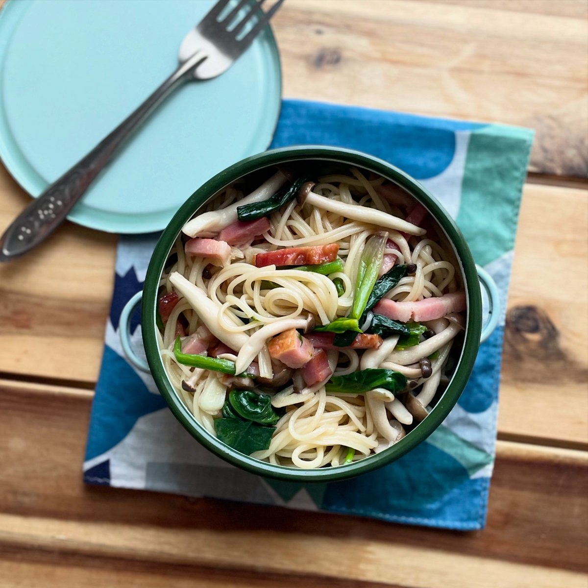 #今日のそうめん [1766日目]
ベーコンとほうれん草ときのこのガーリック醤油で #そうめん弁当 

麺は、半田そうめんの細口！
うま〜！

#お弁当記録