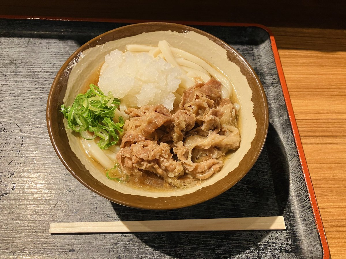 SpicyOilT's tweet photo. 上野駅 改札内M2階 
めりけんや
牛肉ぶっかけうどん

しっかりコシのある喉越し抜群の麺で
駅ナカとは思えないクオリティーの高さ
(ﾟωﾟ)

優しいイリコ出汁と
塩味のバランスも絶妙で
柔らかく甘辛い味付けの牛肉とも
良い相性を引き出してます(´∀｀)

全体的にさっぱり仕上がりで
心地よかったです https://t.co/l1s5plieog