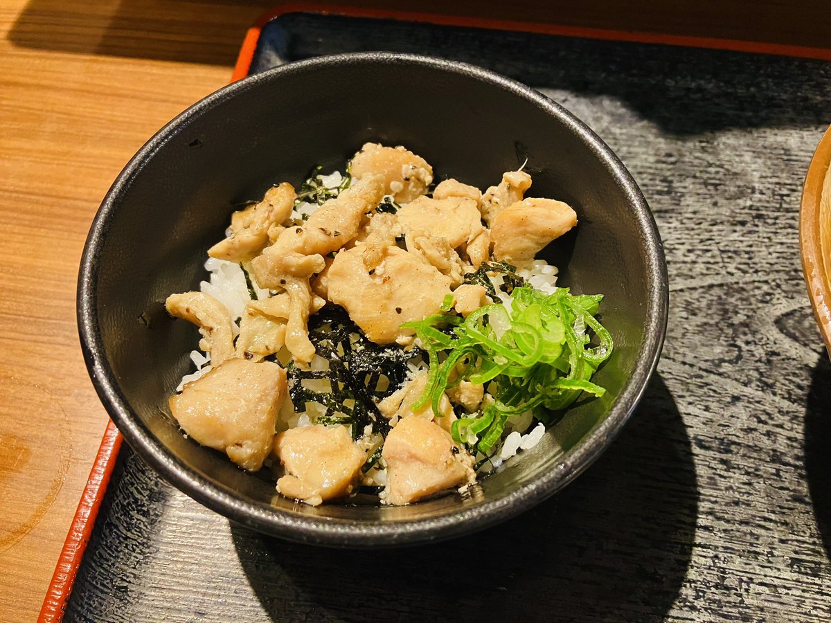 SpicyOilT's tweet photo. 上野駅 改札内M2階 
めりけんや
牛肉ぶっかけうどん

しっかりコシのある喉越し抜群の麺で
駅ナカとは思えないクオリティーの高さ
(ﾟωﾟ)

優しいイリコ出汁と
塩味のバランスも絶妙で
柔らかく甘辛い味付けの牛肉とも
良い相性を引き出してます(´∀｀)

全体的にさっぱり仕上がりで
心地よかったです https://t.co/l1s5plieog