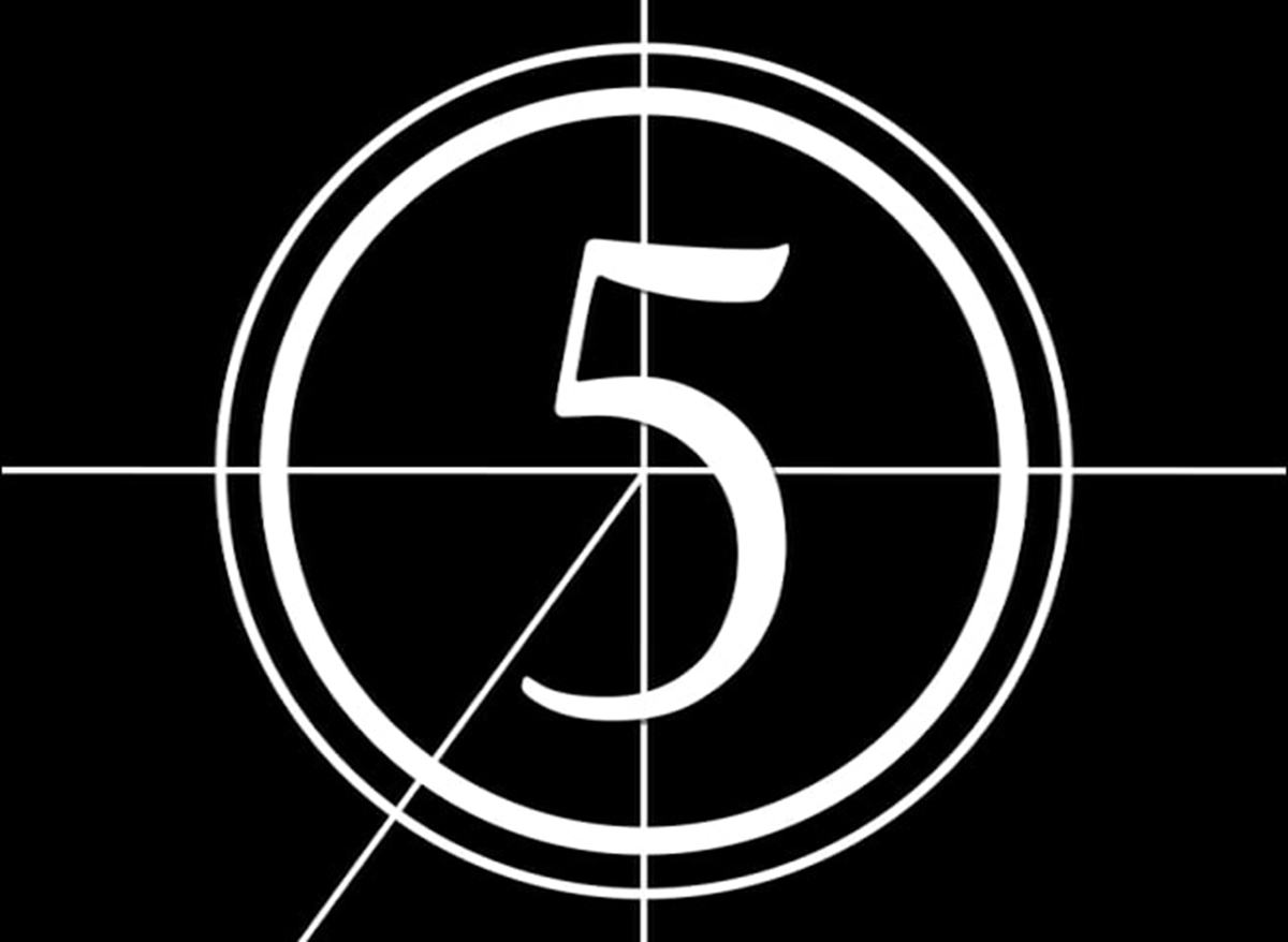 お別れムービーおすすめの流れ

・カウントダウンからスタート
・写真で校門→昇降口→廊下→教室前と近づく
・4月からの写真を出す
・前半は運動会で踊った明るい曲
・後半はオルゴール曲でしっとりと
・スタッフロール風に1人ずつ名前と写真
・最後に集合写真＆「1年間ありがとう」