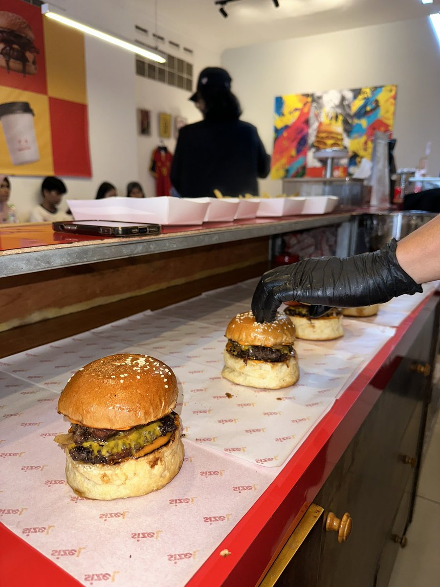 acronym____'s tweet photo. SizeL Burger journey day 403
Burger &amp; Rave part.2 https://t.co/mNn9udl9TY