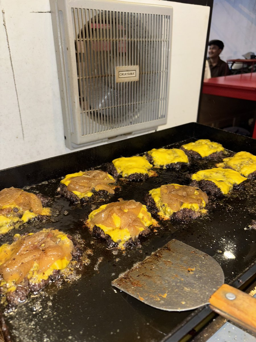 acronym____'s tweet photo. SizeL Burger journey day 403
Burger &amp; Rave part.2 https://t.co/mNn9udl9TY