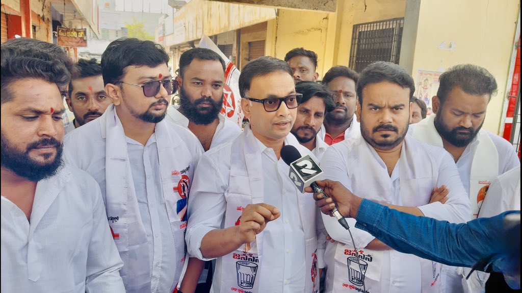 శ్రీకాకుళం నియోజకవర్గం కేంద్రంలో జనసేన పార్టీ ఉద్యమి సభ్యత్వ నమోదు కార్యక్రమాన్ని ఘనంగా ప్రారంభించడం జరిగింది. పార్టీ ఆశయాలను ప్రజల మధ్యకు తీసుకెళ్లే ఈ సభ్యత్వ కార్యక్రమం ద్వారా ప్రజల భాగస్వామ్యాన్ని మరింత బలోపేతం చేసేవిధంగా,
కార్యకర్తకు సంరక్షణ, భరోసా, నాయకత్వాన్ని పెంపొందించే