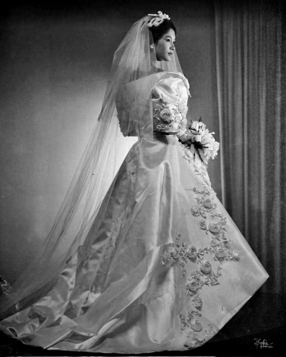 qui_quiqui40157's tweet photo. Teresita Tiongson Katigbak in a wedding terno designed by Salvacion Lim Higgins, 1960. Philippines

Short, irregular hemlines were in vogue during the 1950s and 1960s. The pañuelo (kerchief or fichu) remained an essential component of the bridal ensemble. https://t.co/6T306La4ef