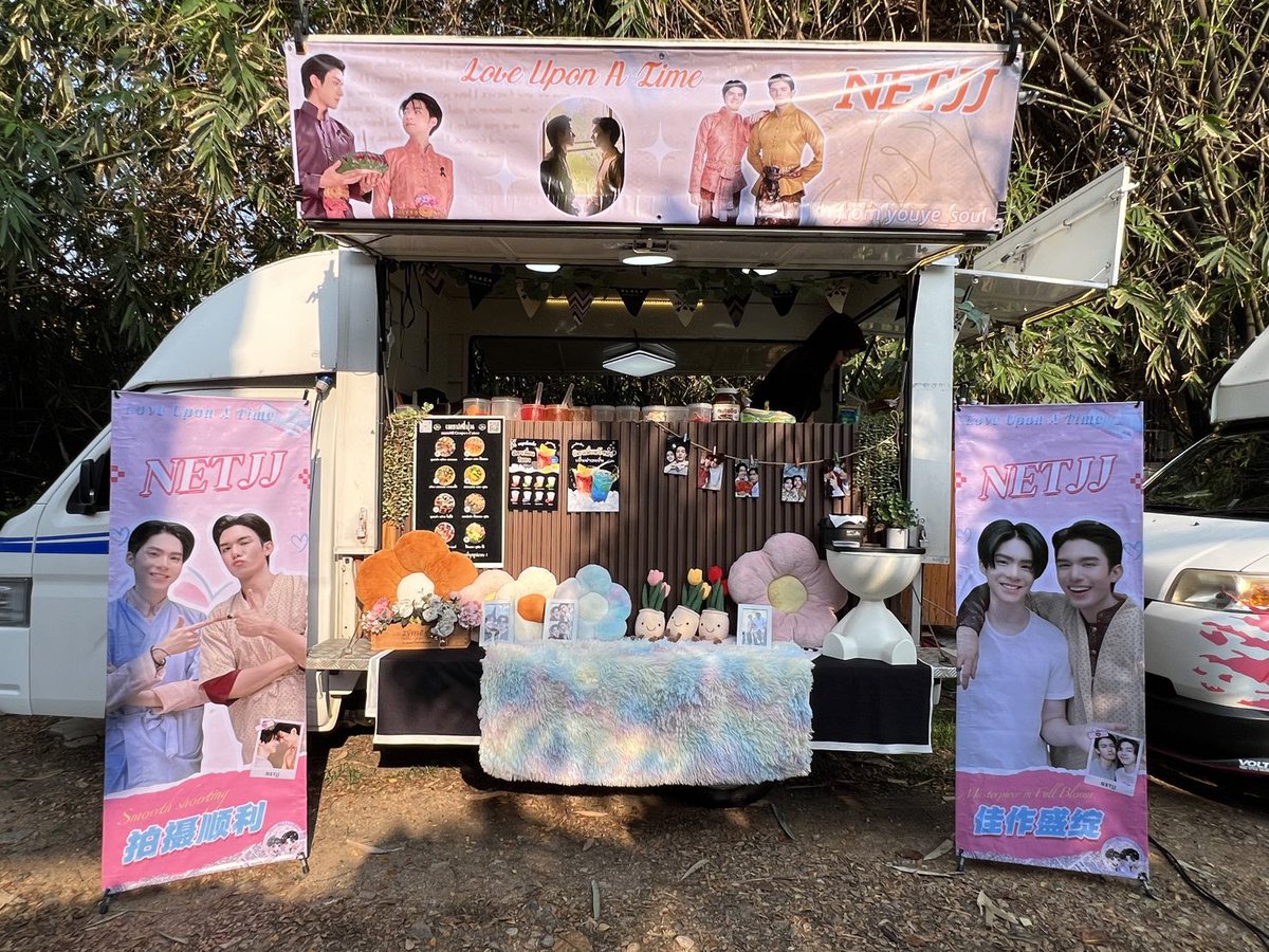 NETJJofficialTH's tweet photo. 🍱 Food Support เติมพลังให้กับเน็ตเจเจ ในวันปิดกล้องภพเธอ✨💗

#ส่งสเบียงให้เน็ตเจเจ
#FoodSupportForNETJJ

@netsiraphop @jj_rcp 

🗓️ : 26 FEB 2026
⏰ : 17.00 PM

[ Food Truck ] 🚛
ขอขอบคุณ : @youye_soul 
สำหรับอาหารในมื้อนี้ด้วยนะคะ 🙇🏻‍♀️

#ภพเธอปิดกล้องแล้วหนา

˖ ࣪⭑ #netsiraphop #HAPPINET ˖ ࣪⭑
˖ ࣪⭑ #jj_rcp #NETJJ #เน็ตเจเจ ˖ ࣪⭑