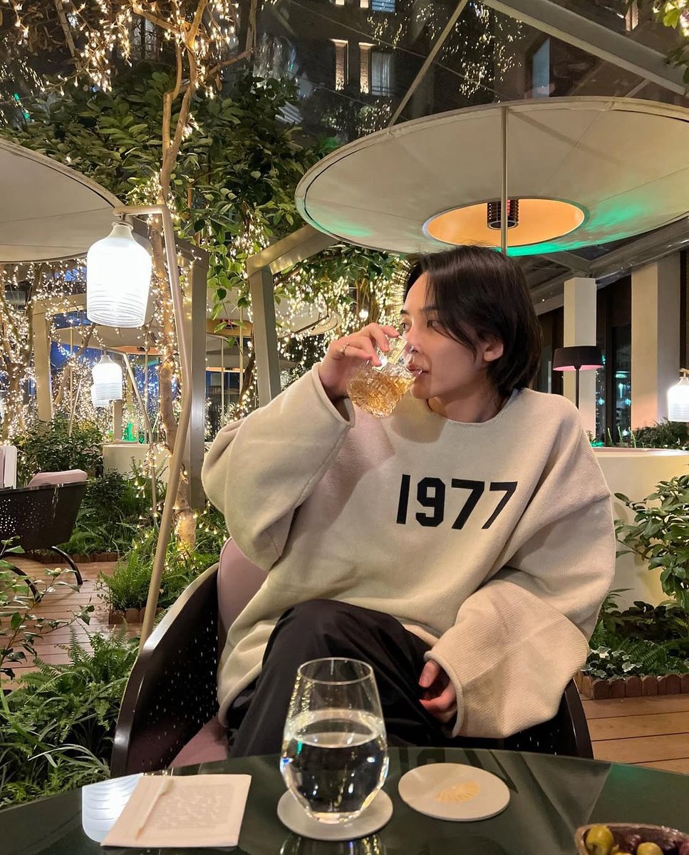 yhfied's tweet photo. yoon jeonghan and his favorite pose 😆 https://t.co/7yVAwFrXR7