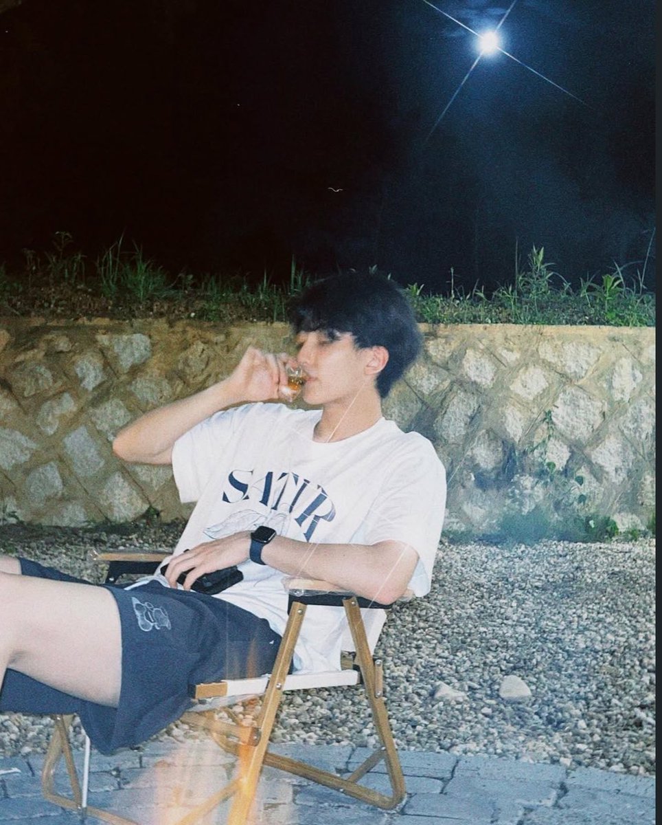 yhfied's tweet photo. yoon jeonghan and his favorite pose 😆 https://t.co/7yVAwFrXR7