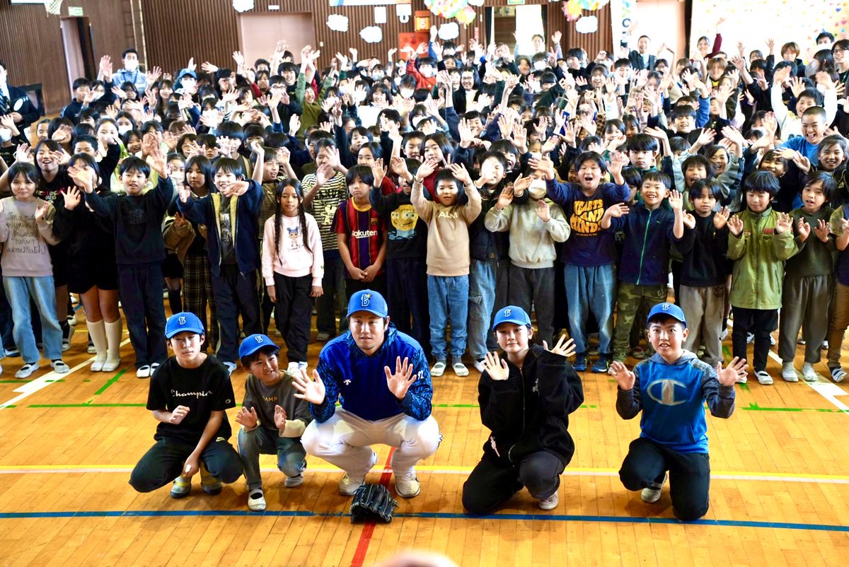 Hadano_koho's tweet photo. ＼横浜DeNAベイスターズ選手が母校をサプライズ訪問👀／
本市出身の堀岡隼人投手が東小学校を訪れ、児童にチームのキャップをプレゼント🧢✨
プロ野球選手とのキャッチボールに児童は大盛り上がり⚾️
その後、市長を表敬訪問し、ご当地スターマンのタペストリーを贈呈いただきました😊 https://t.co/Krr1Eyl7Qx