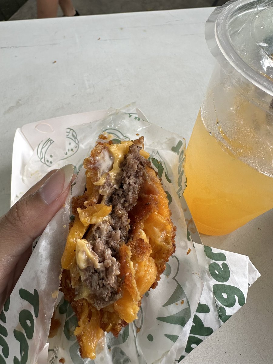 Unik jg burger tpi rotinya diganti mac &amp; cheese