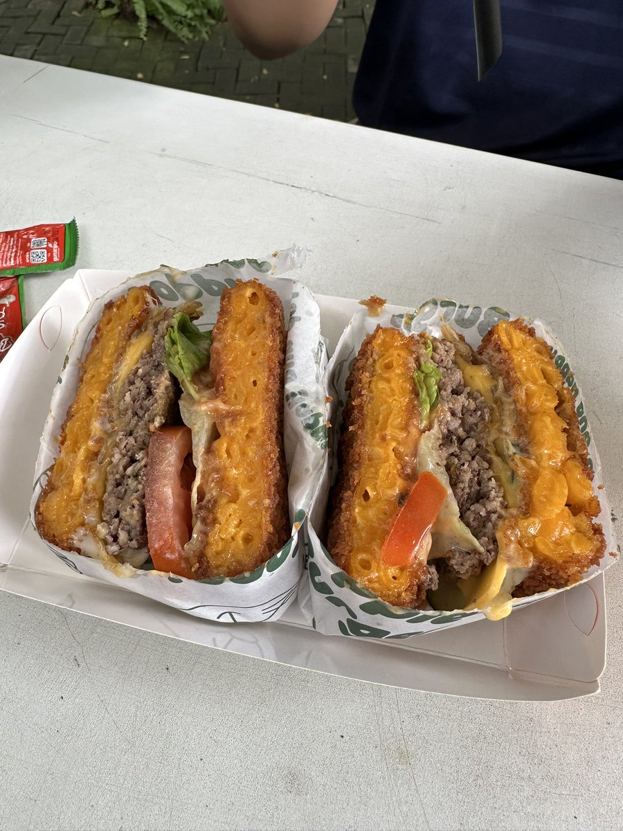 acronym____'s tweet photo. Unik jg burger tpi rotinya diganti mac &amp; cheese https://t.co/y0yhocBlKU