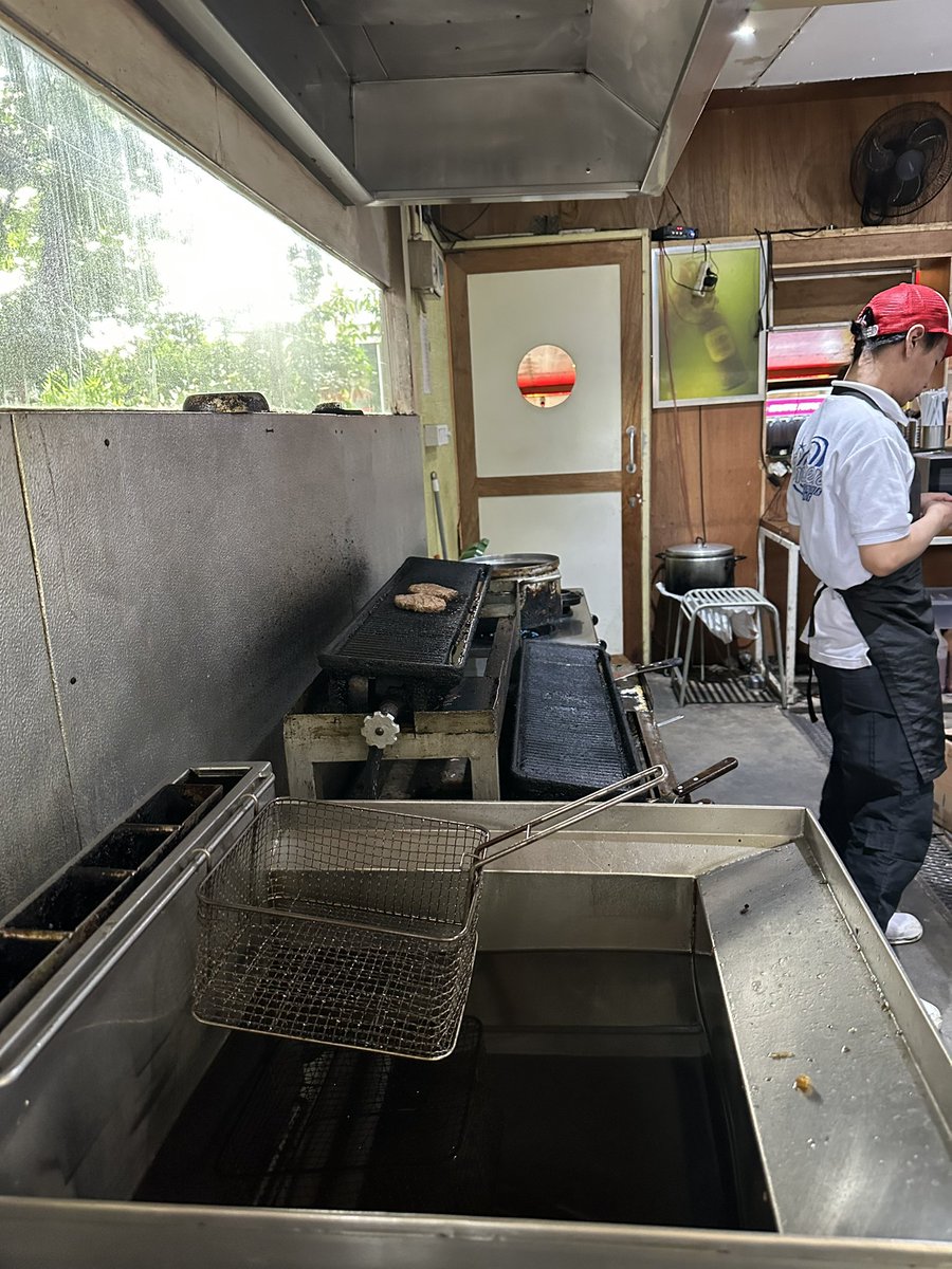 Tempatnya oke, tpi burger nya kurang 🥲 eneg bgt pattynya