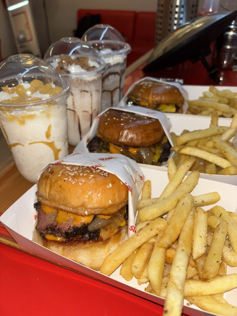 acronym____'s tweet photo. SizeL Burger journey day 405
Burgers &amp; Milkshakes https://t.co/FiwWBdigiO