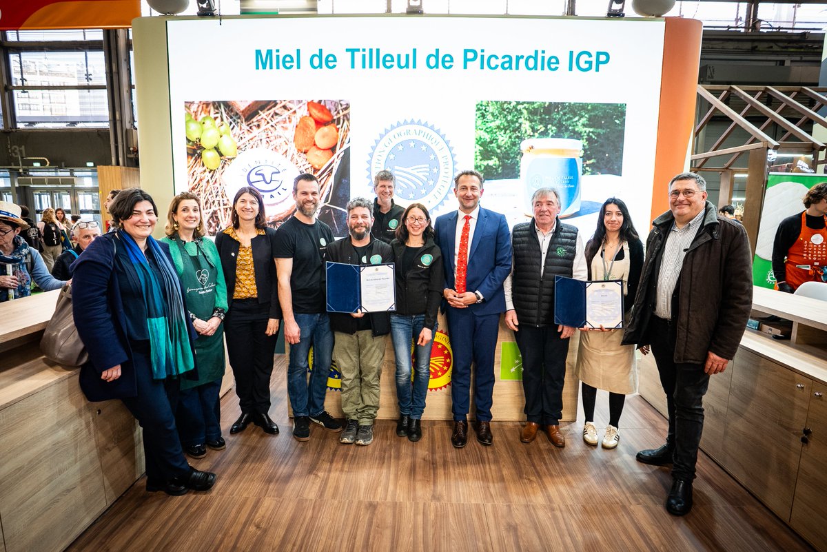 EUAgri's tweet photo. Au #SIA2026, remise officielle de certificats aux producteurs de: 

🍯 Miel de Tilleul de Picardie IGP 
🥛 Pérail IGP  

Deux IGP qui valorisent le savoir-faire local, la qualité et l’authenticité des productions régionales françaises. #EUQuality https://t.co/xBTmPRQYyd