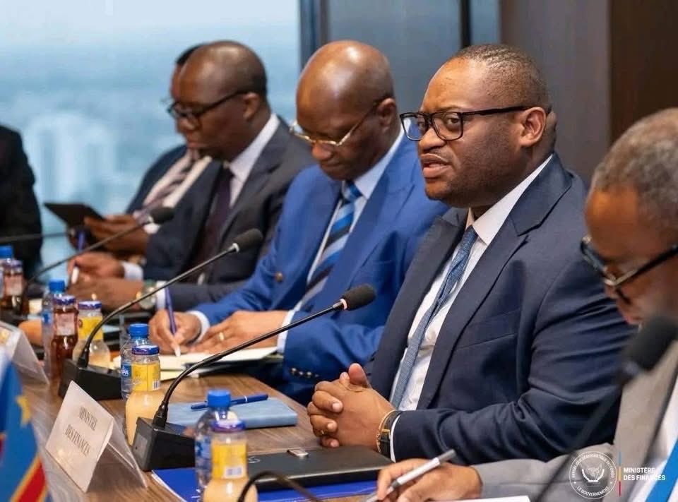 #RDC Troisième revue du programme FEC : la Troïka politique et le FMI consolident les avancées économiques de la RDC

Kinshasa, 25 février 2026 – Le ministre des Finances, Doudou Fwamba Likunde Li-Botayi, a présidé une réunion stratégique de la Troïka politique avec la mission