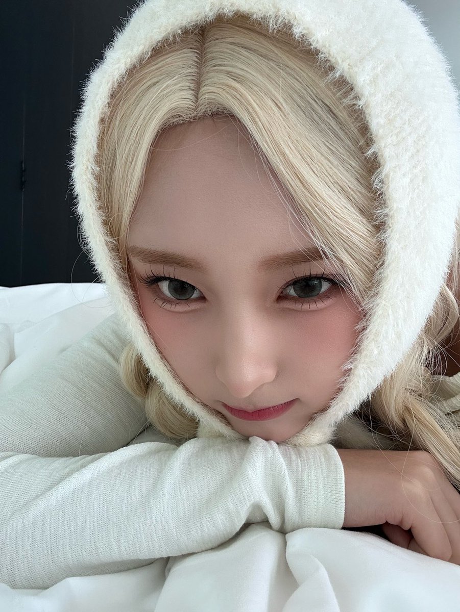 Piling on the fluff and I might just melt into this 𝗺𝗮𝗿𝘀𝗵𝗺𝗮𝗹𝗹𝗼𝘄 𝘄𝗼𝗿𝗹𝗱. 🤍 Totally in my element tucked into this fuzzy cloud, it’s giving major polar bear club energy, don’t you think? ❄️𓂃 ִֶָ𔘓