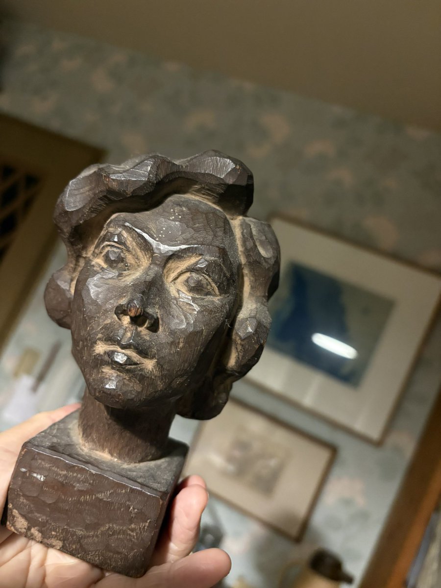 本日の一枚、祖母の顔の彫刻。 祖母が若い頃に、知り合いの彫刻家の方